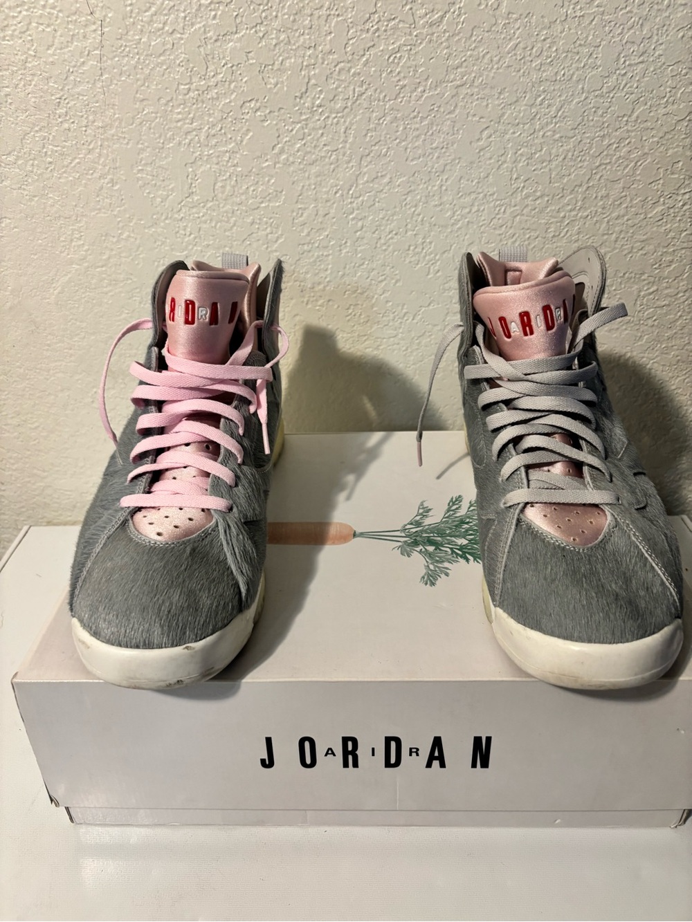 Jordan 7 “Hare Jordan 2.0” inGray and Pink. Comes with extra laces